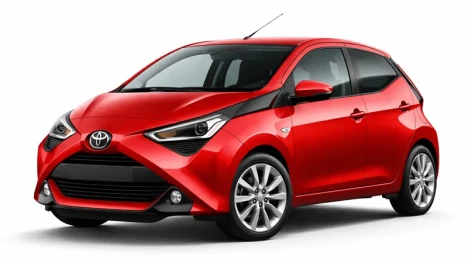 Toyota Aygo de culoare roșie, oferit spre închiriere de compania Imperial Car Rental.