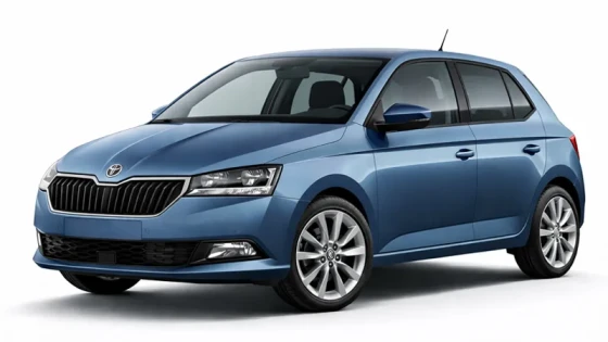 La Skoda Fabia è di colore blu e viene offerta in noleggio dalla compagnia Imperial Car Rental.