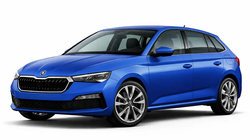 Škoda Scala hatchback σε έντονο μπλε χρώμα, ορατό από μπροστά δεξιά.