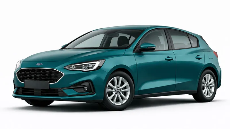 Ford Focus hatchback σε μεταλλικό μπλε-πράσινο χρώμα με πέντε πόρτες και ζάντες αλουμινίου, σε γωνία τριών τετάρτων μπροστά.