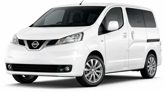 Weißer Nissan Evalia, angeboten zur Vermietung von Imperial Car Rental.