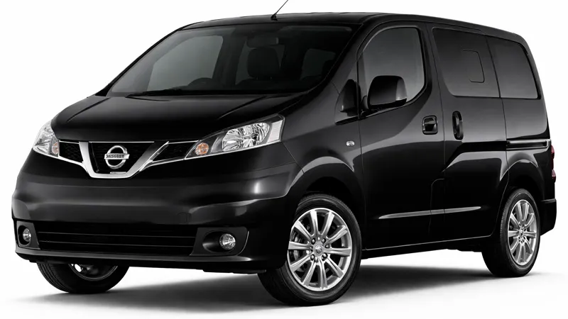 Furgoneta negra Nissan NV200 disponible para alquilar en la flota de alquiler de coches.