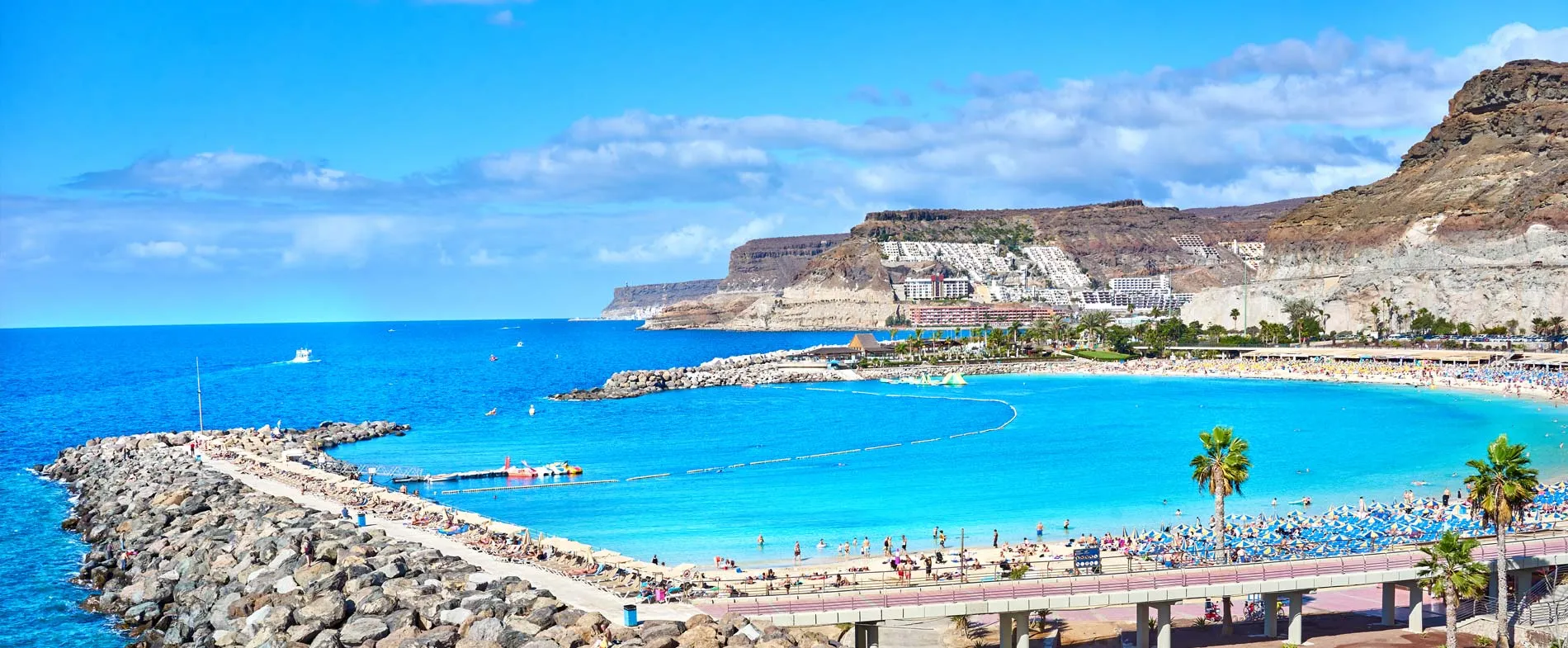 Spiaggia di Amadores a Gran Canaria con gente che si gode il mare calmo e il sole.