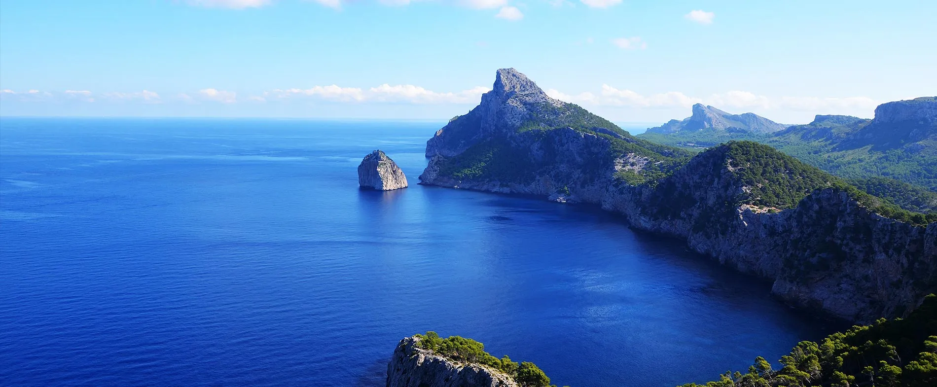 Costa del Cap de Formentor con mar azul claro y acantilados rocosos en Mallorca, perfecta para un viaje en coche de alquiler.