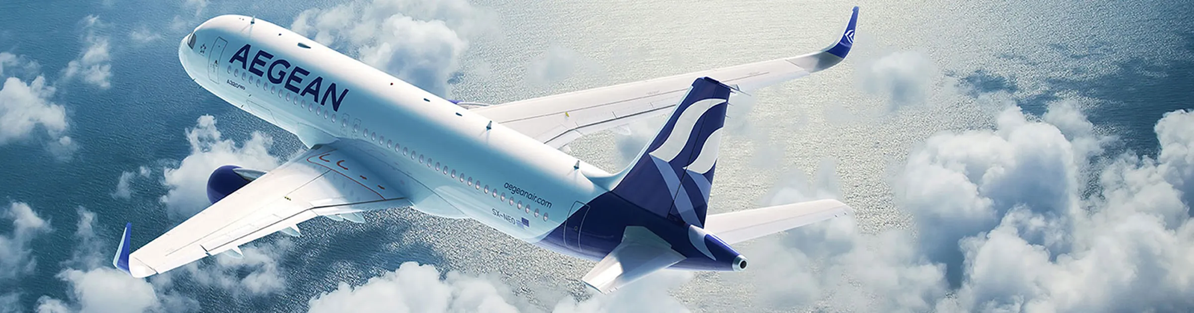Passagierflugzeug fliegt über dem Ozean mit Wolken darunter während eines Tagesflugs.