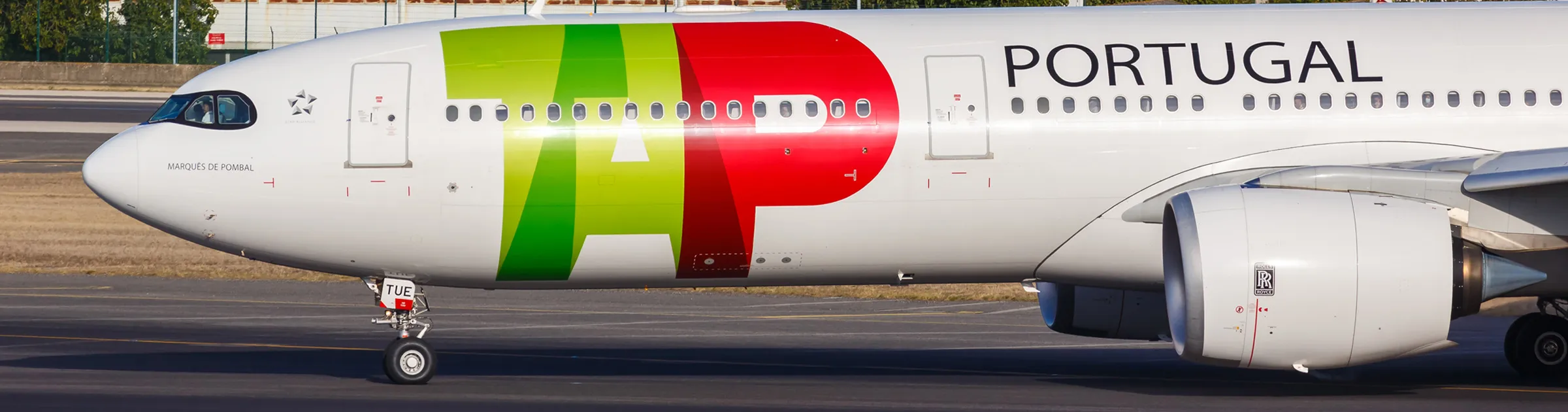 Aereo con logo TAP Portugal sulla pista, pronto per la partenza o l'arrivo all'aeroporto.