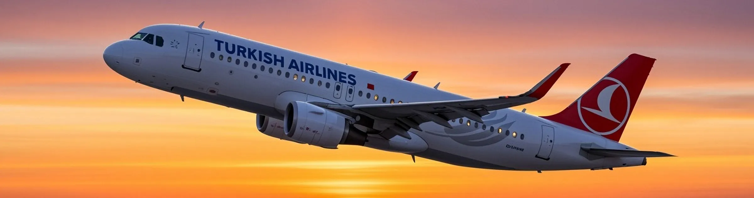 Avion commercial passager volant au coucher du soleil avec ciel clair et couleurs de l'horizon orange.
