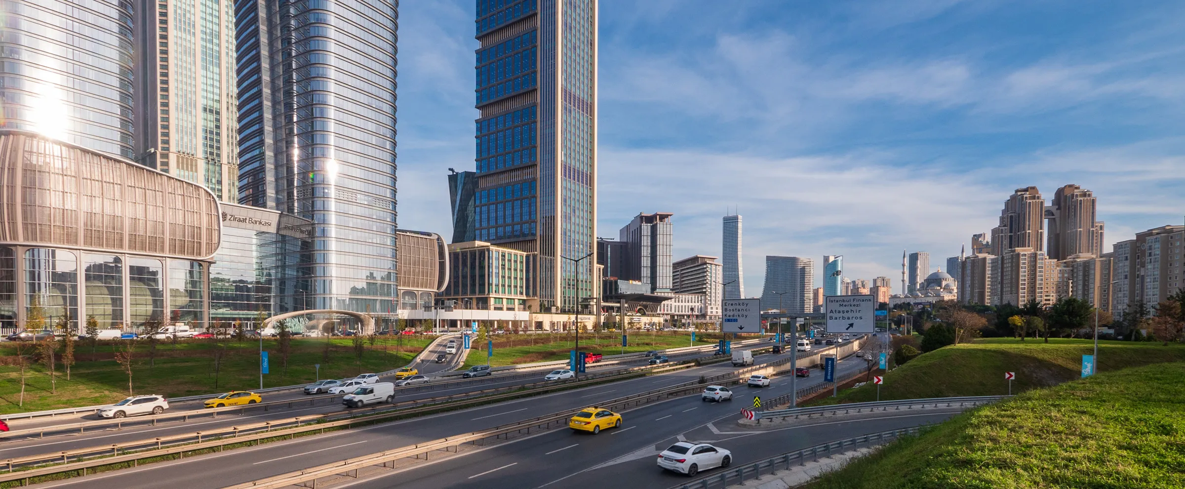 İstanbul şehir manzarası, modern gökdelenler ve yoğun trafikte kiralık arabalar.