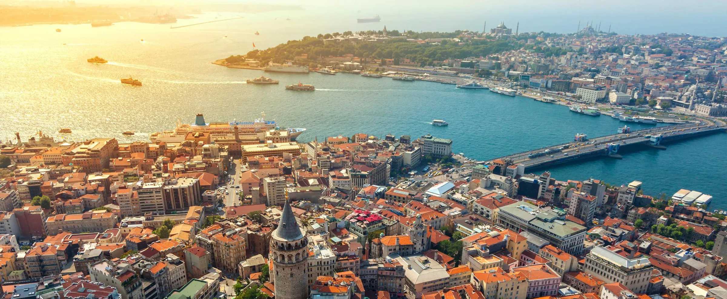Güneşli havada Galata Kulesi ve Boğaziçi ile İstanbul'un havadan görünümü.
