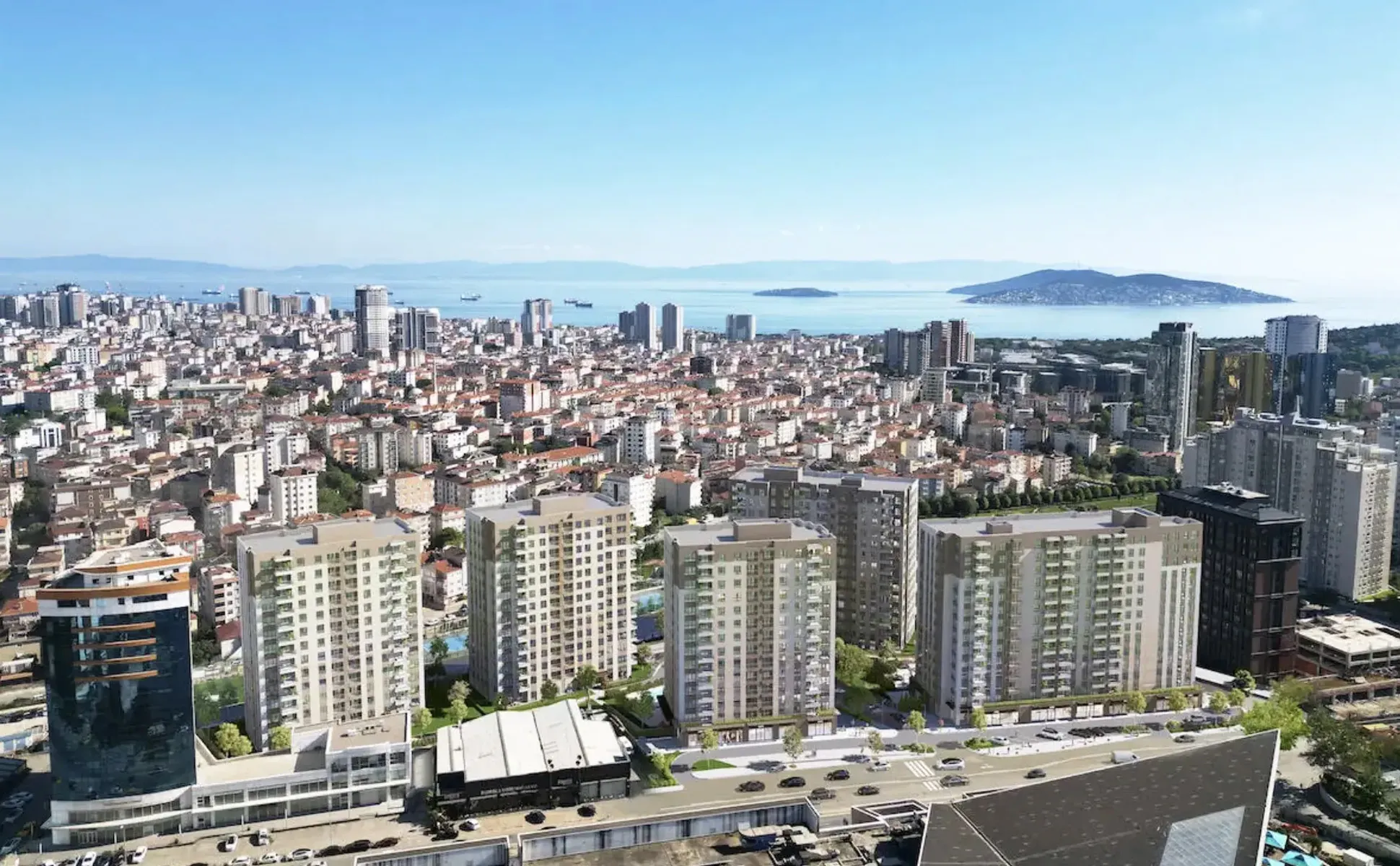 Bir sahil şehrinin çok sayıda binası ve uzaklarda denizde adalar manzarası.