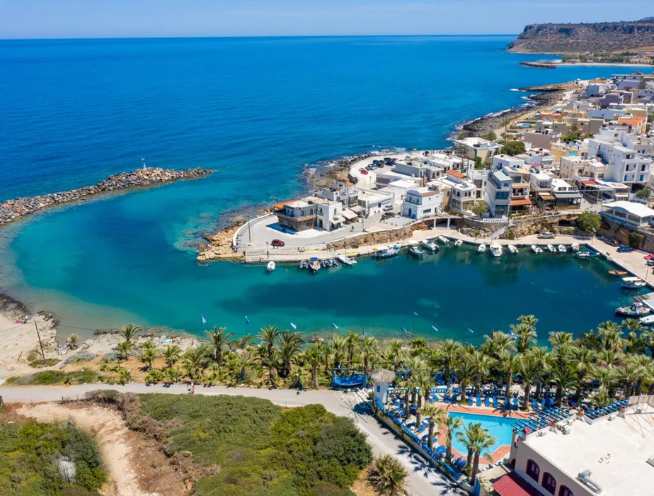 Port d'Agia Galini avec des bateaux et des bâtiments au bord de la mer sur l'île de Crète, Grèce.