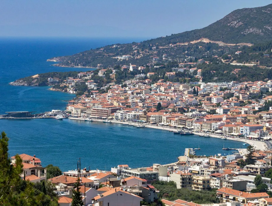 Parga sahil şehri ve mavi suları ile araç kiralamak için ideal.
