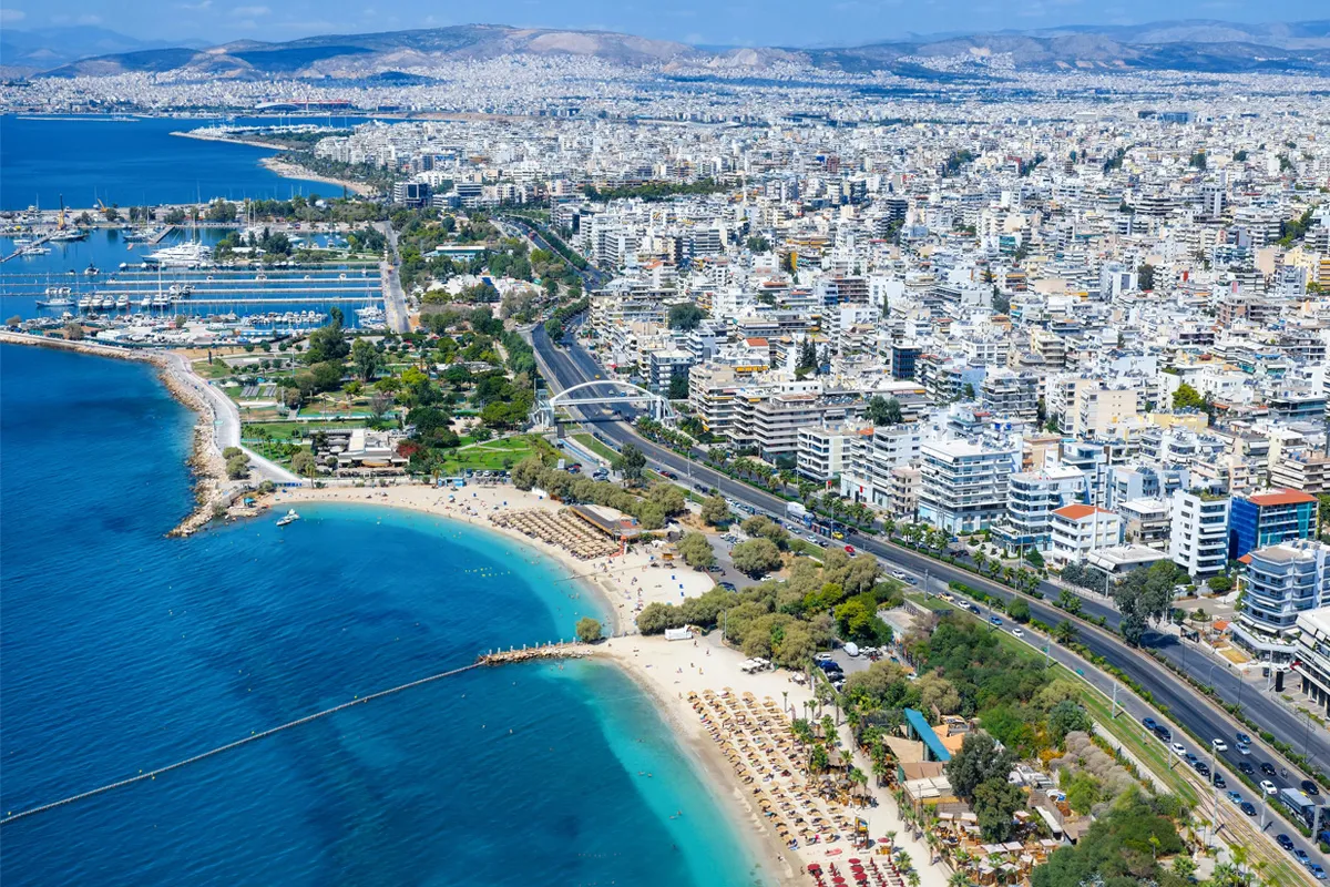 Costa di Atene con spiaggia, marina e città per autonoleggio facile ed esplorazione.